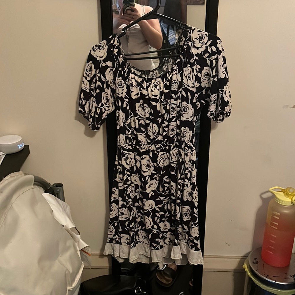 Brand: miin. Size: medium. Colors: black and white